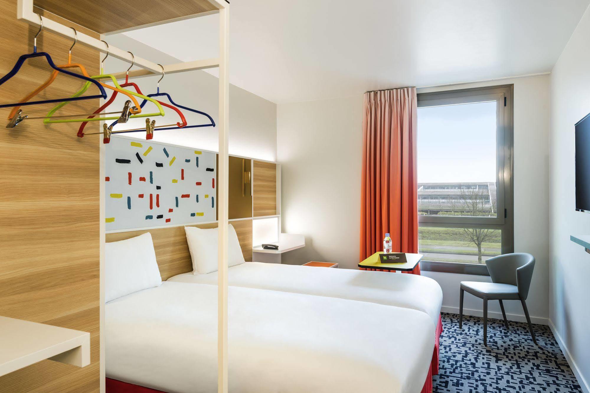 Ibis Styles Guyancourt Versailles Exterior foto