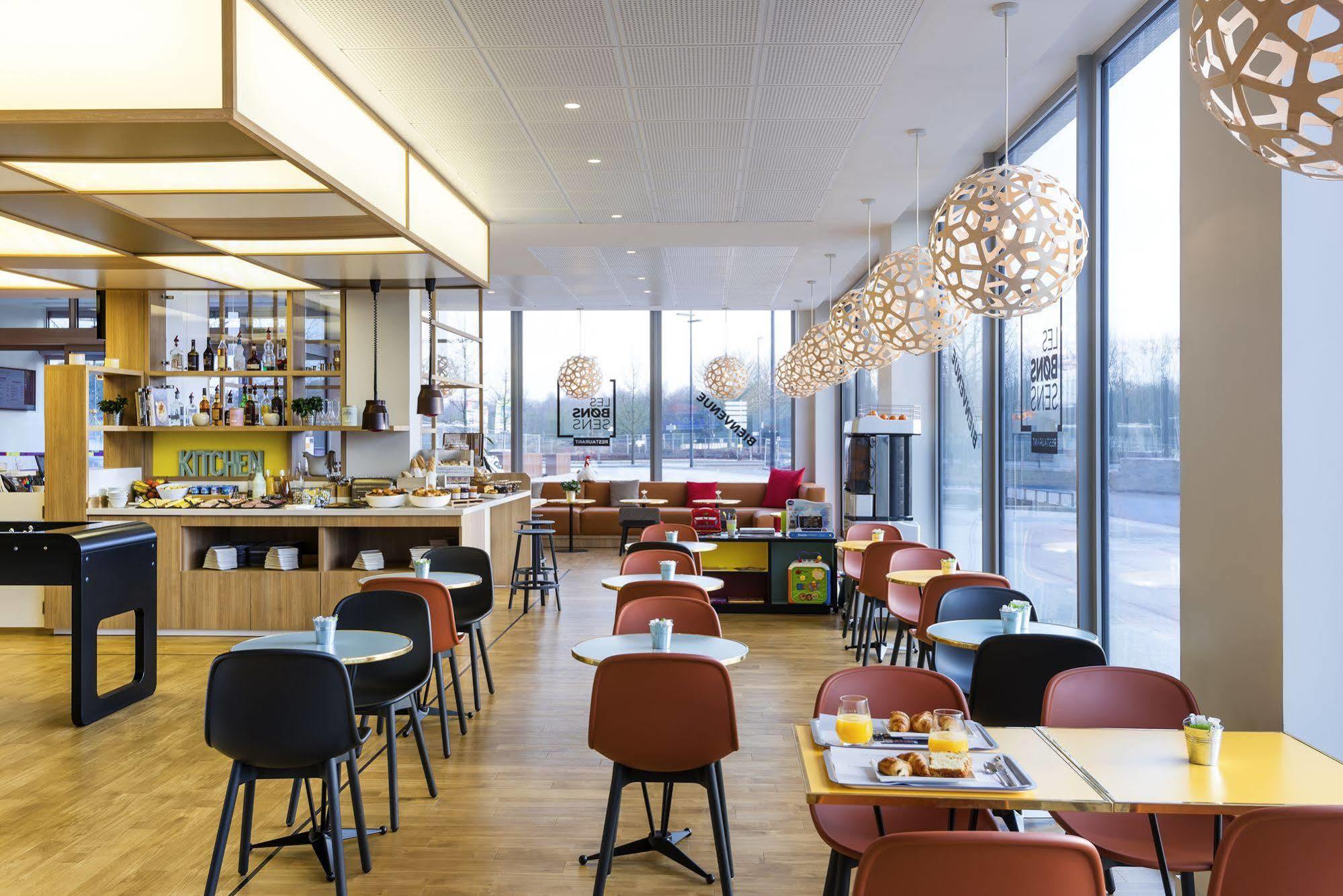 Ibis Styles Guyancourt Versailles Exterior foto
