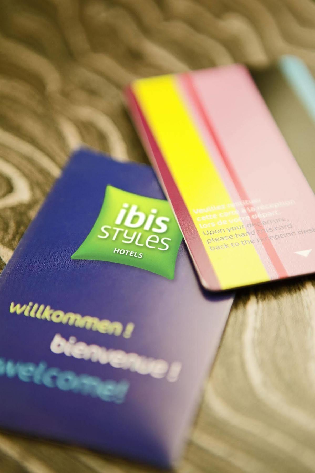 Ibis Styles Guyancourt Versailles Exterior foto